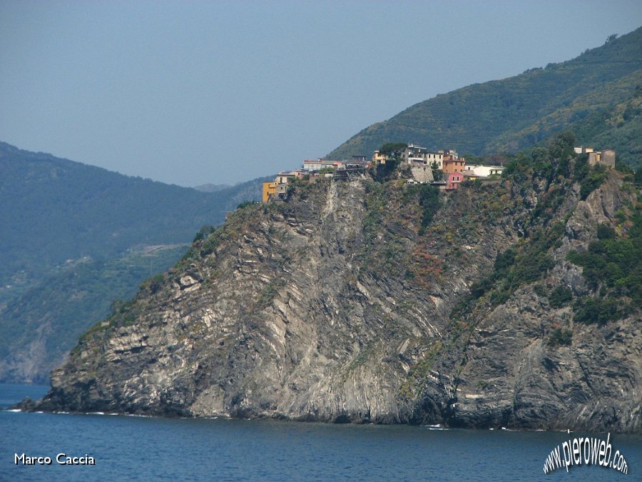 04_Corniglia arroccata sul mare.JPG